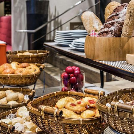 Embassy Suites By Hilton Bogota - Rosales Exterior foto Breads and pastries at a buffet