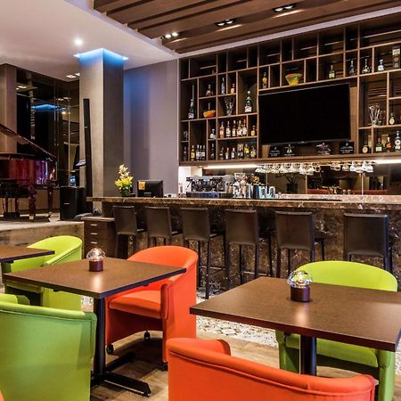 Embassy Suites By Hilton Bogota - Rosales Exterior foto The bar at the hotel