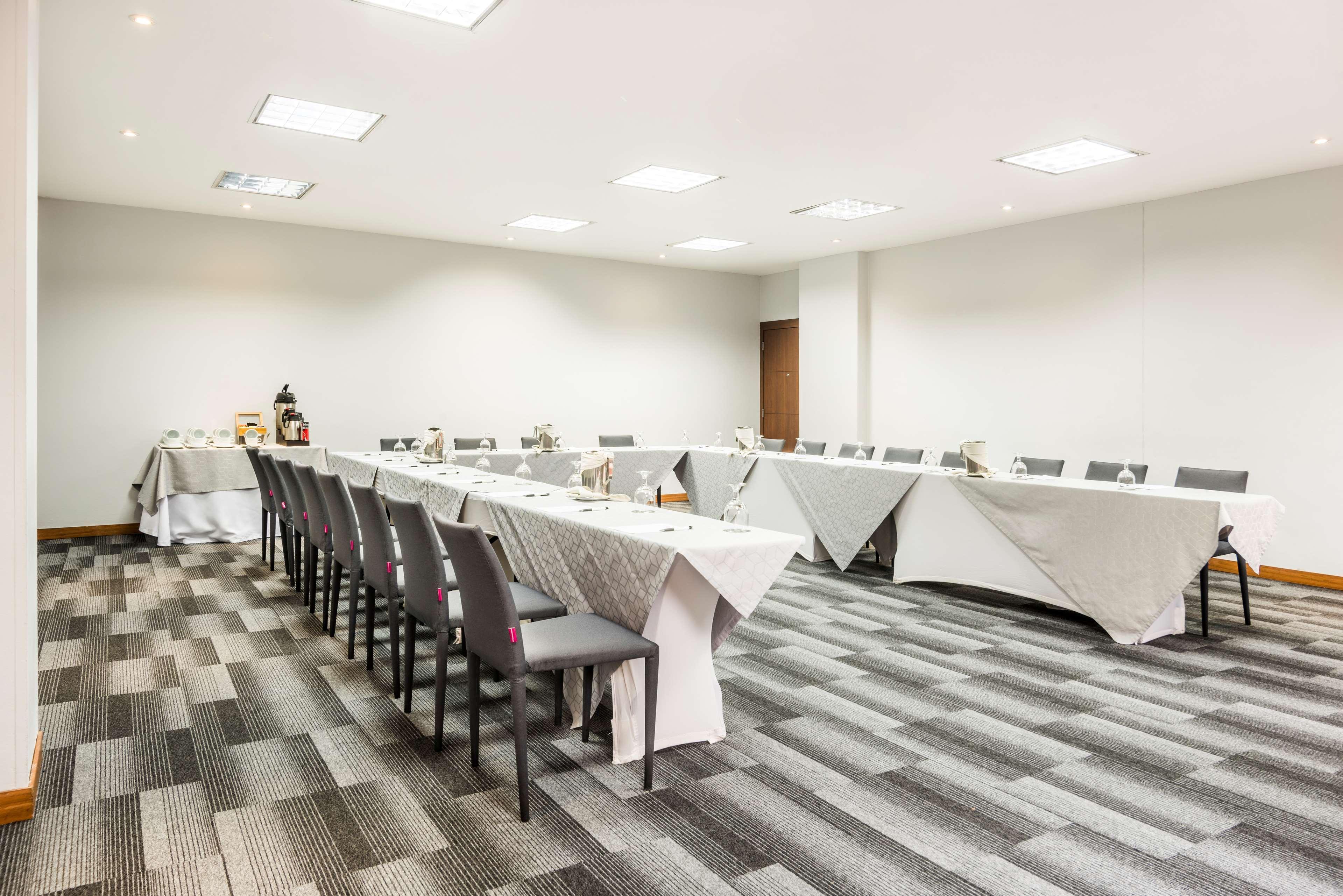 Embassy Suites By Hilton Bogota - Rosales Exterior foto Meeting room at the Hilton Garden Inn