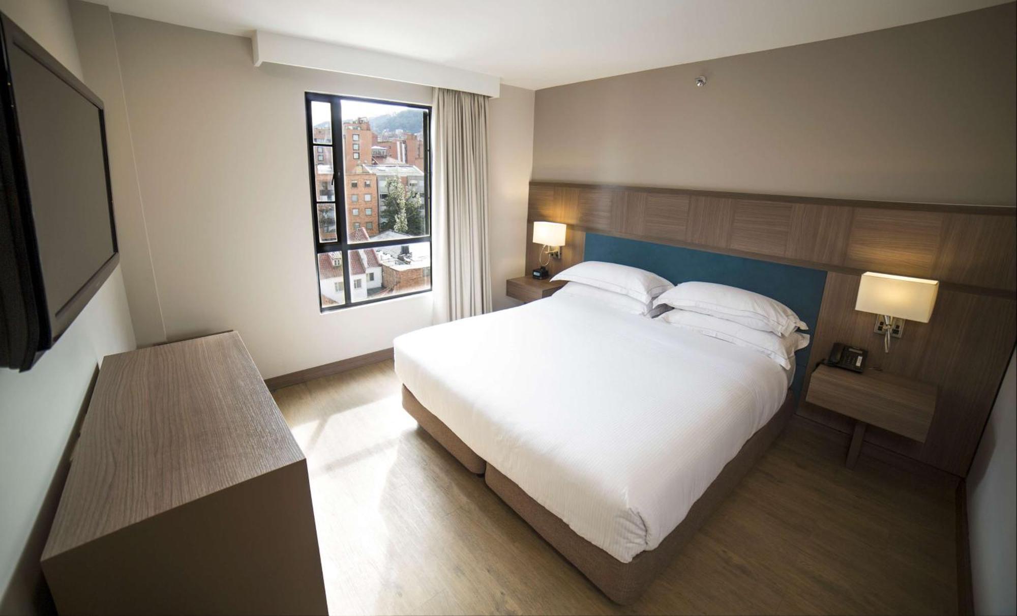 Embassy Suites By Hilton Bogota - Rosales Exterior foto A bedroom at the hotel
