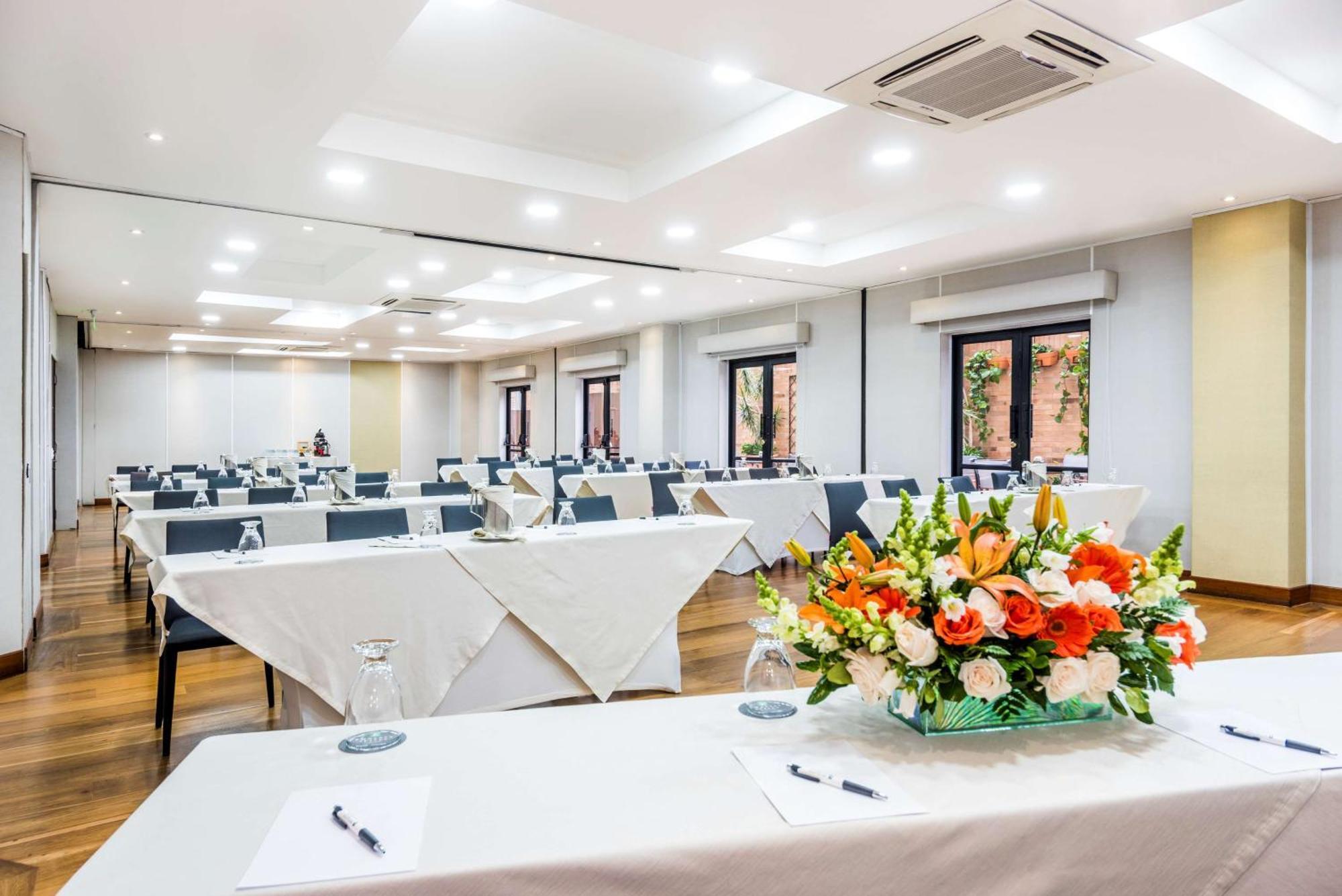 Embassy Suites By Hilton Bogota - Rosales Exterior foto Meeting room