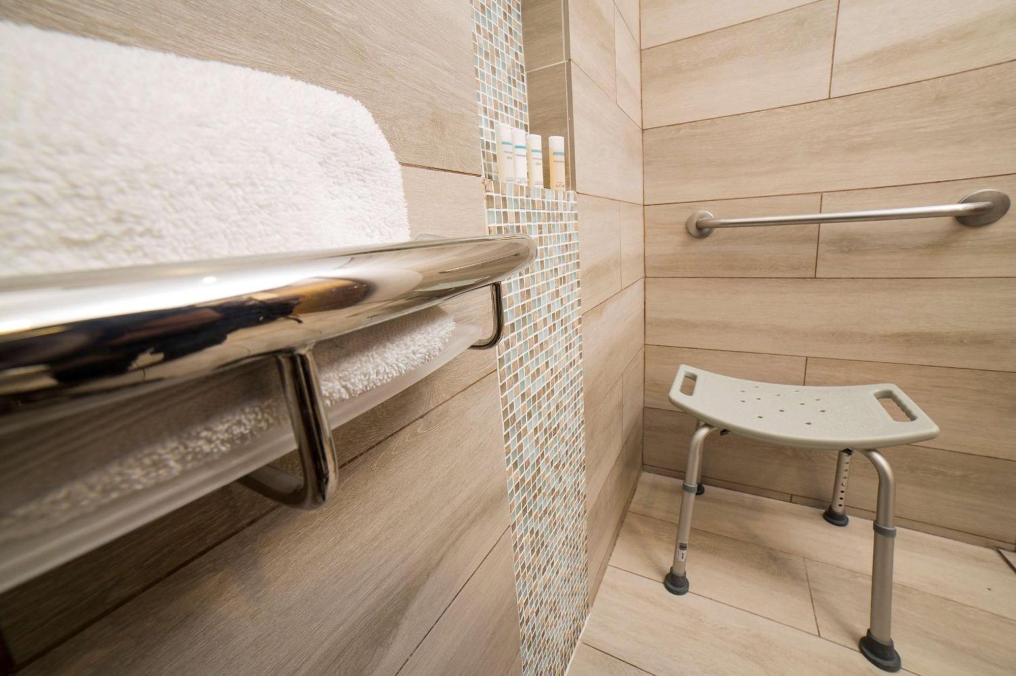 Embassy Suites By Hilton Bogota - Rosales Exterior foto A shower seat