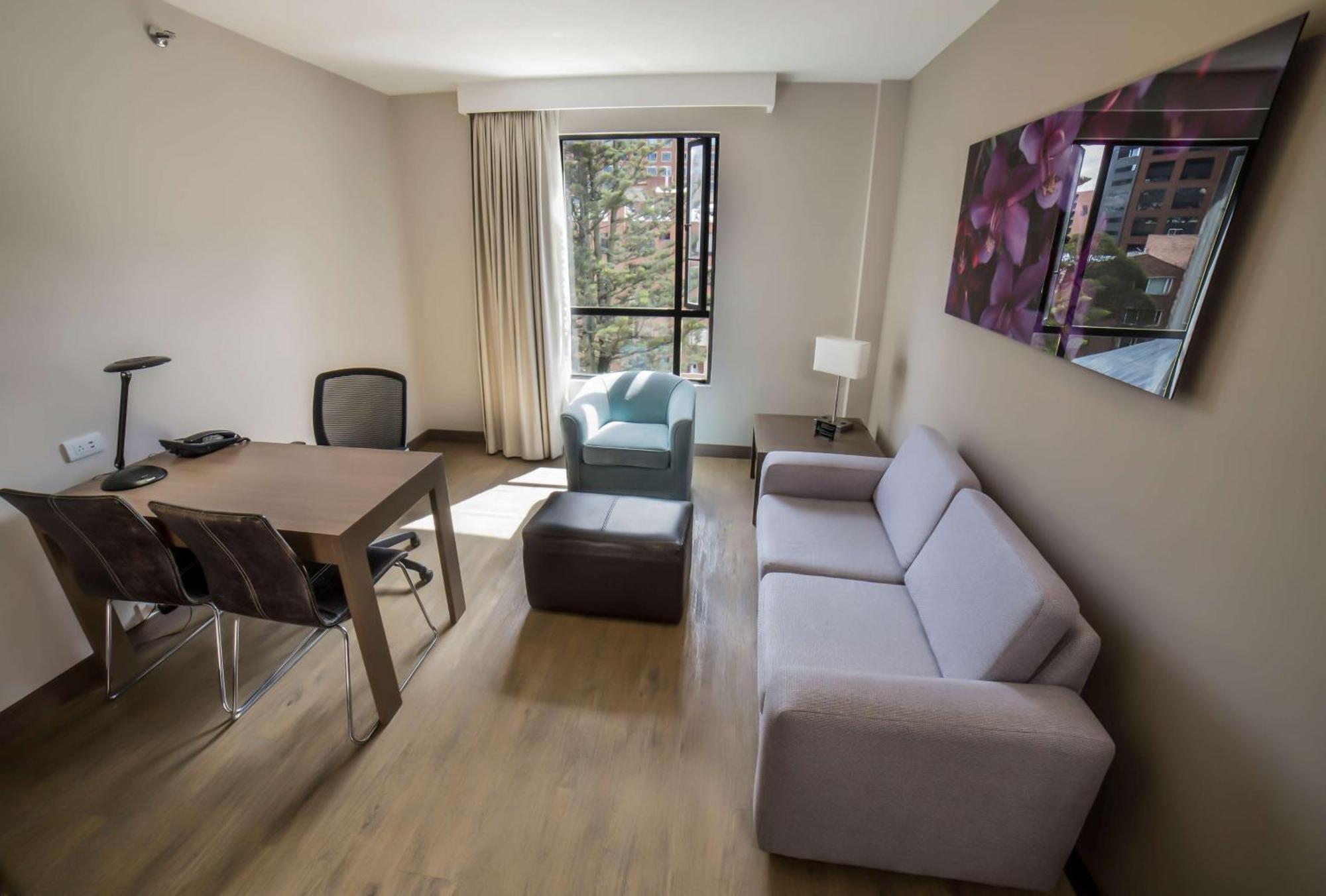 Embassy Suites By Hilton Bogota - Rosales Exterior foto A living room in a typical apartment