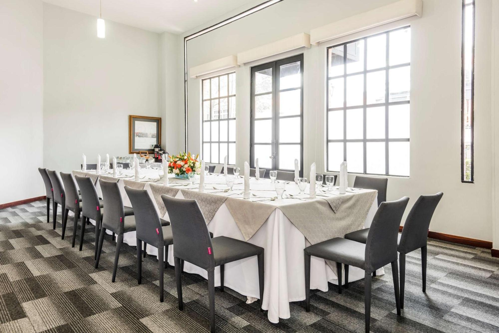 Embassy Suites By Hilton Bogota - Rosales Exterior foto The Boardroom at the Hotel
