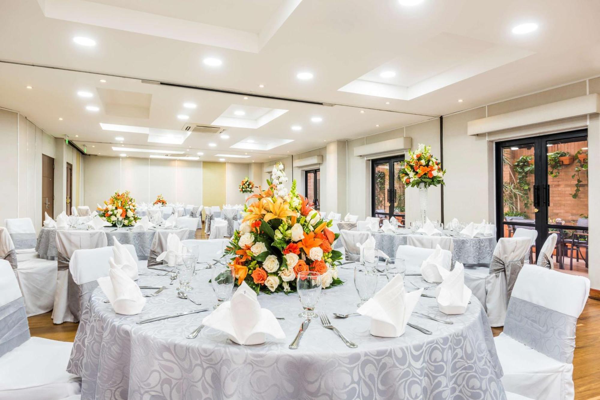 Embassy Suites By Hilton Bogota - Rosales Exterior foto The ballroom at the hotel