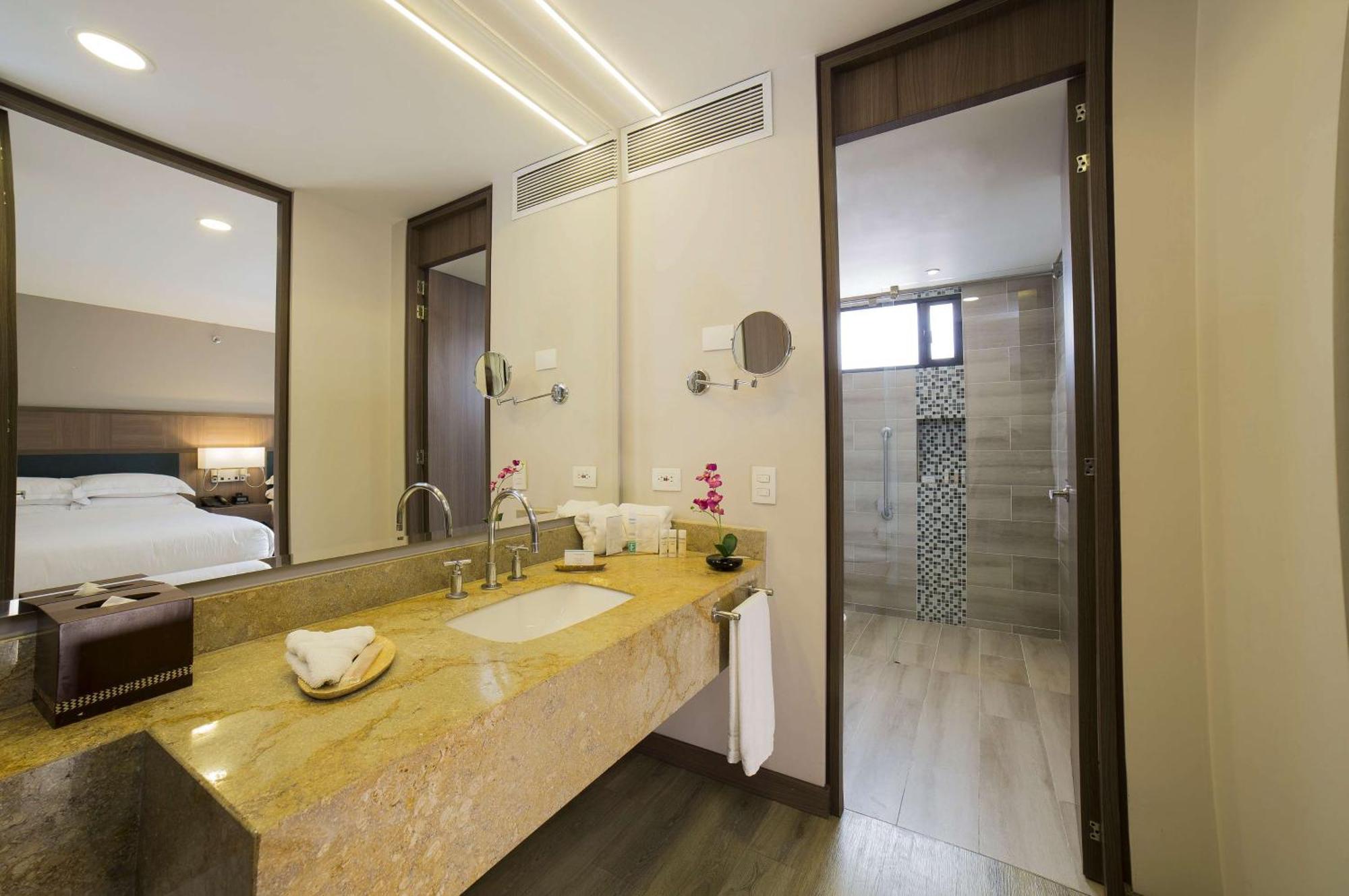 Embassy Suites By Hilton Bogota - Rosales Exterior foto Bathroom