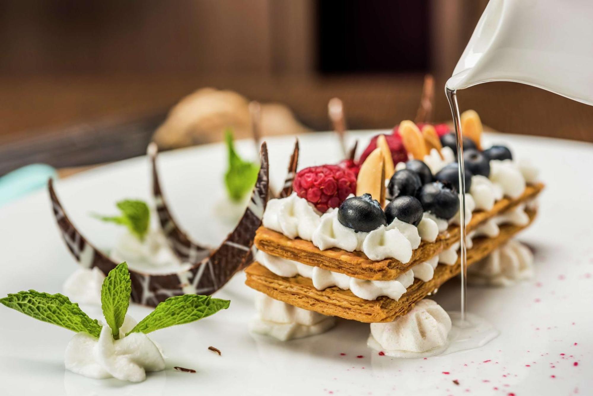 Embassy Suites By Hilton Bogota - Rosales Exterior foto A dessert being drizzled with cream