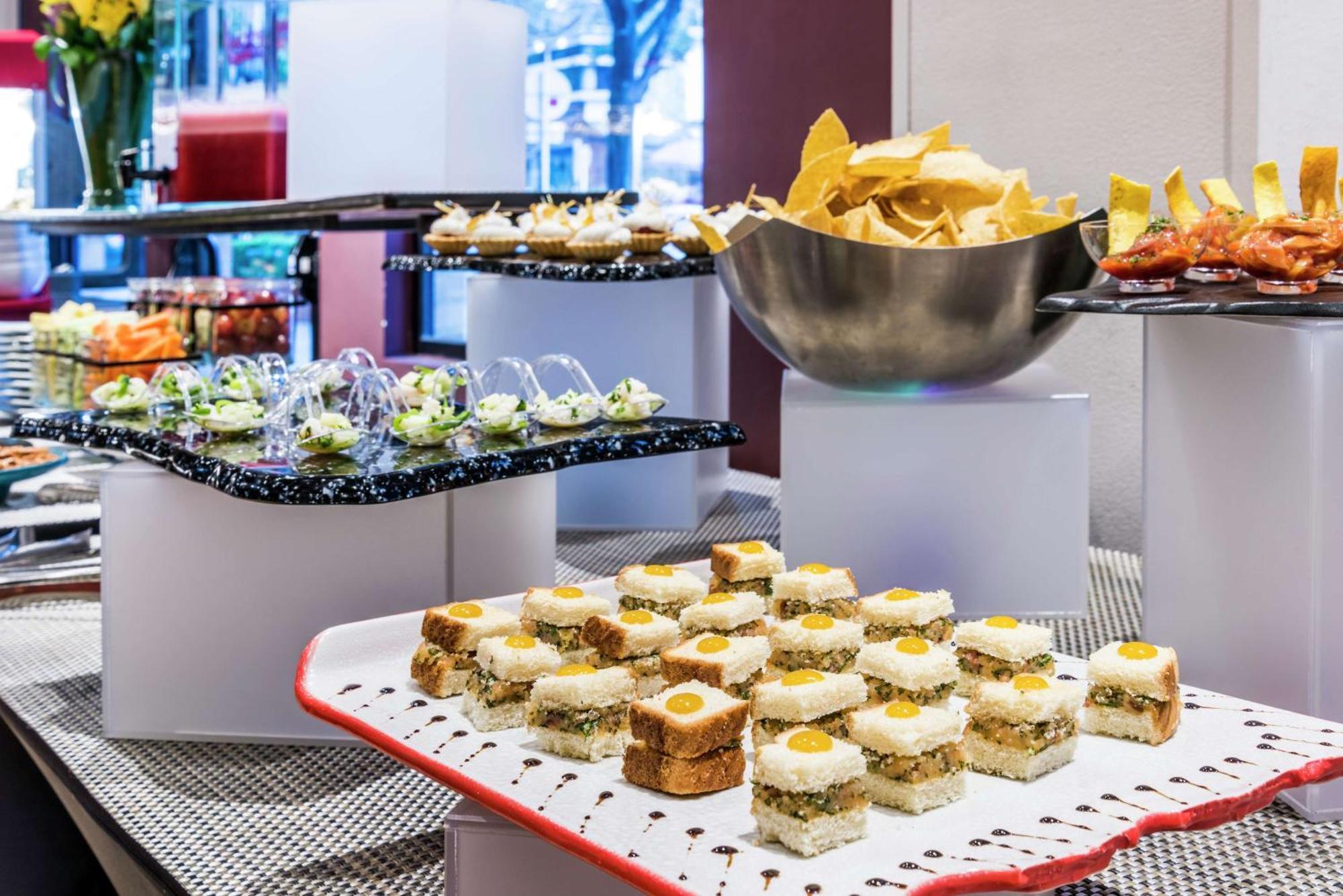 Embassy Suites By Hilton Bogota - Rosales Exterior foto A buffet