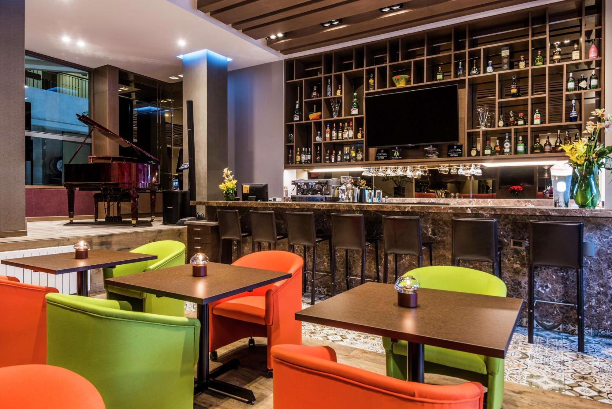Embassy Suites By Hilton Bogota - Rosales Exterior foto The bar at the hotel