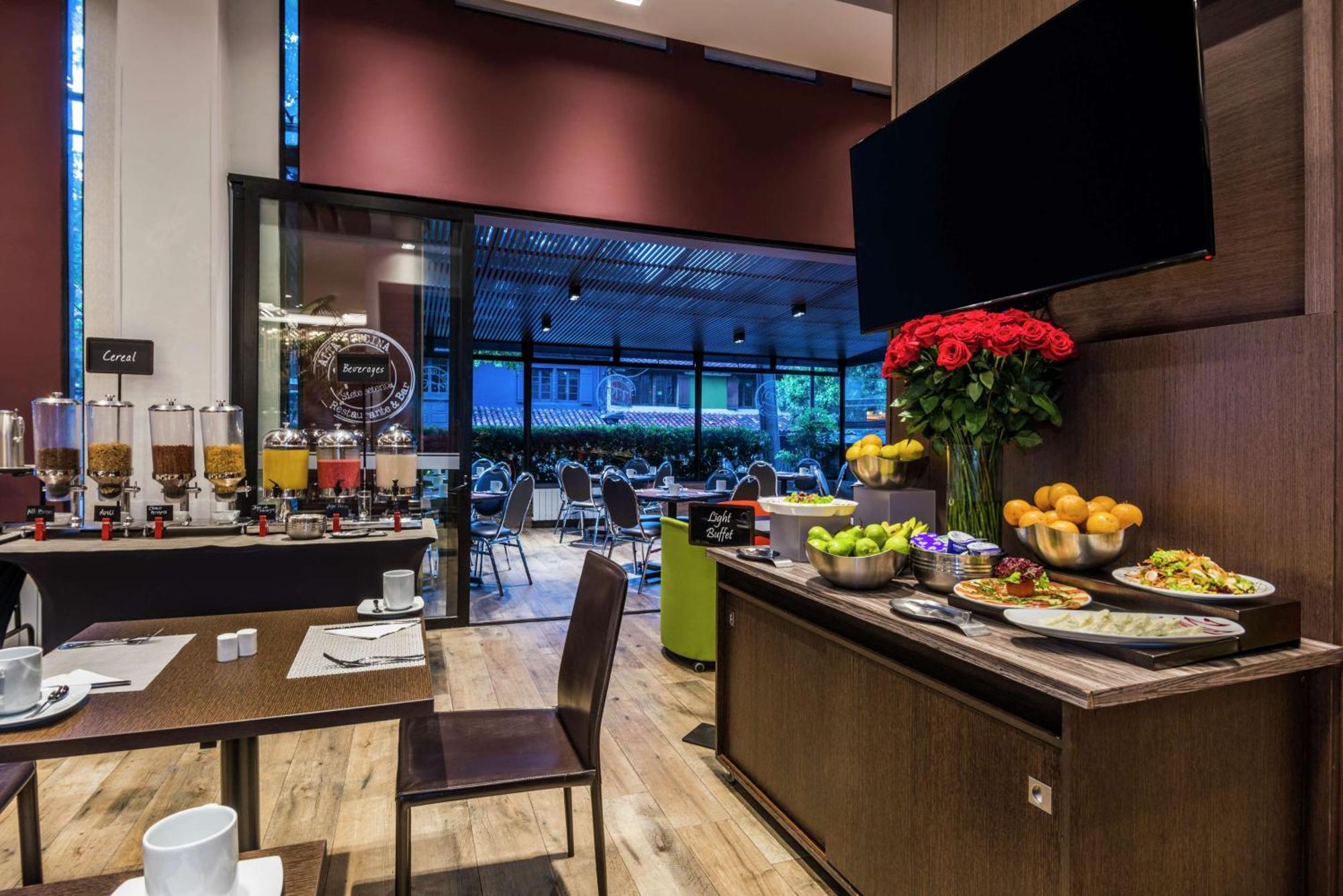 Embassy Suites By Hilton Bogota - Rosales Exterior foto The lounge at the airport