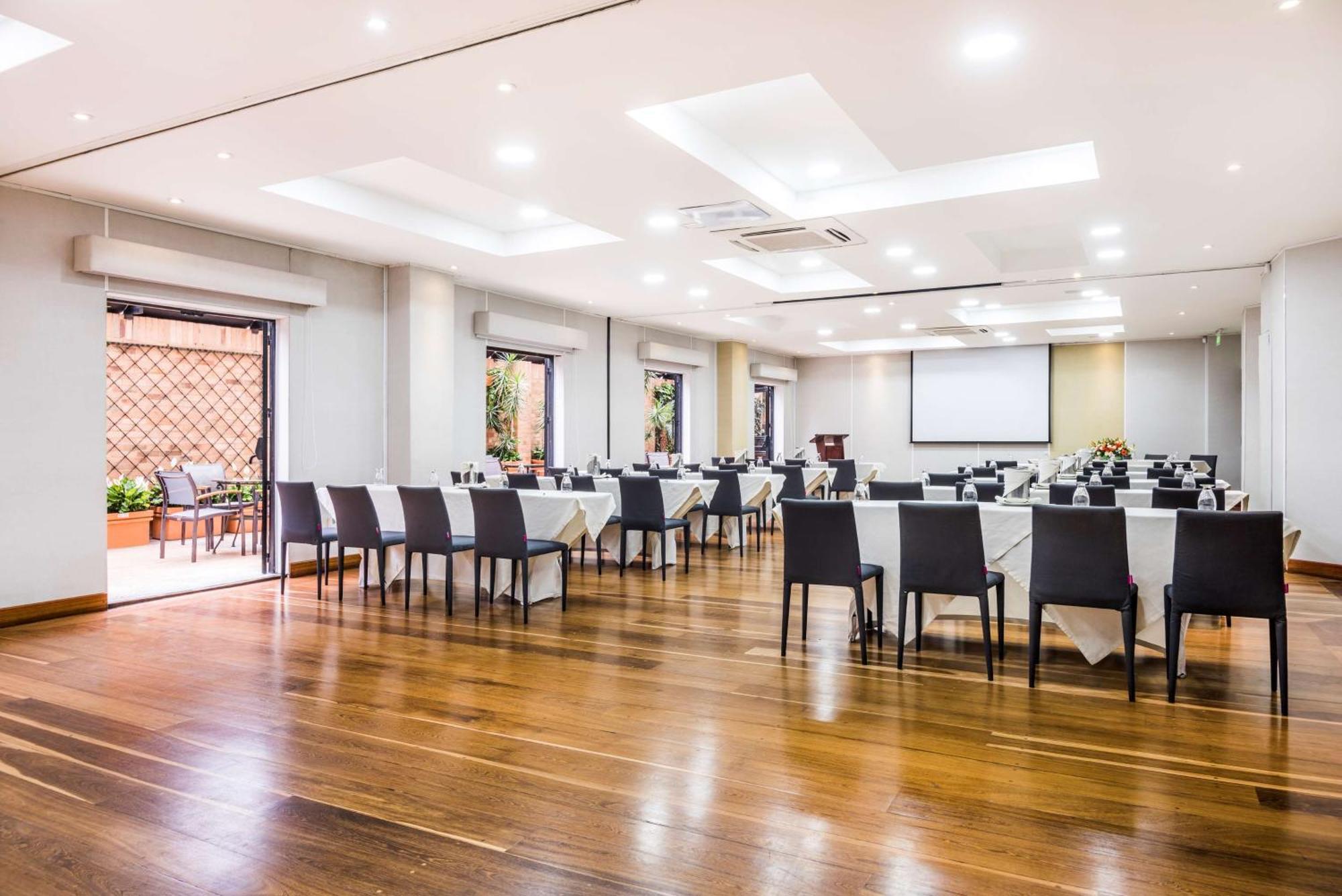 Embassy Suites By Hilton Bogota - Rosales Exterior foto Meeting room
