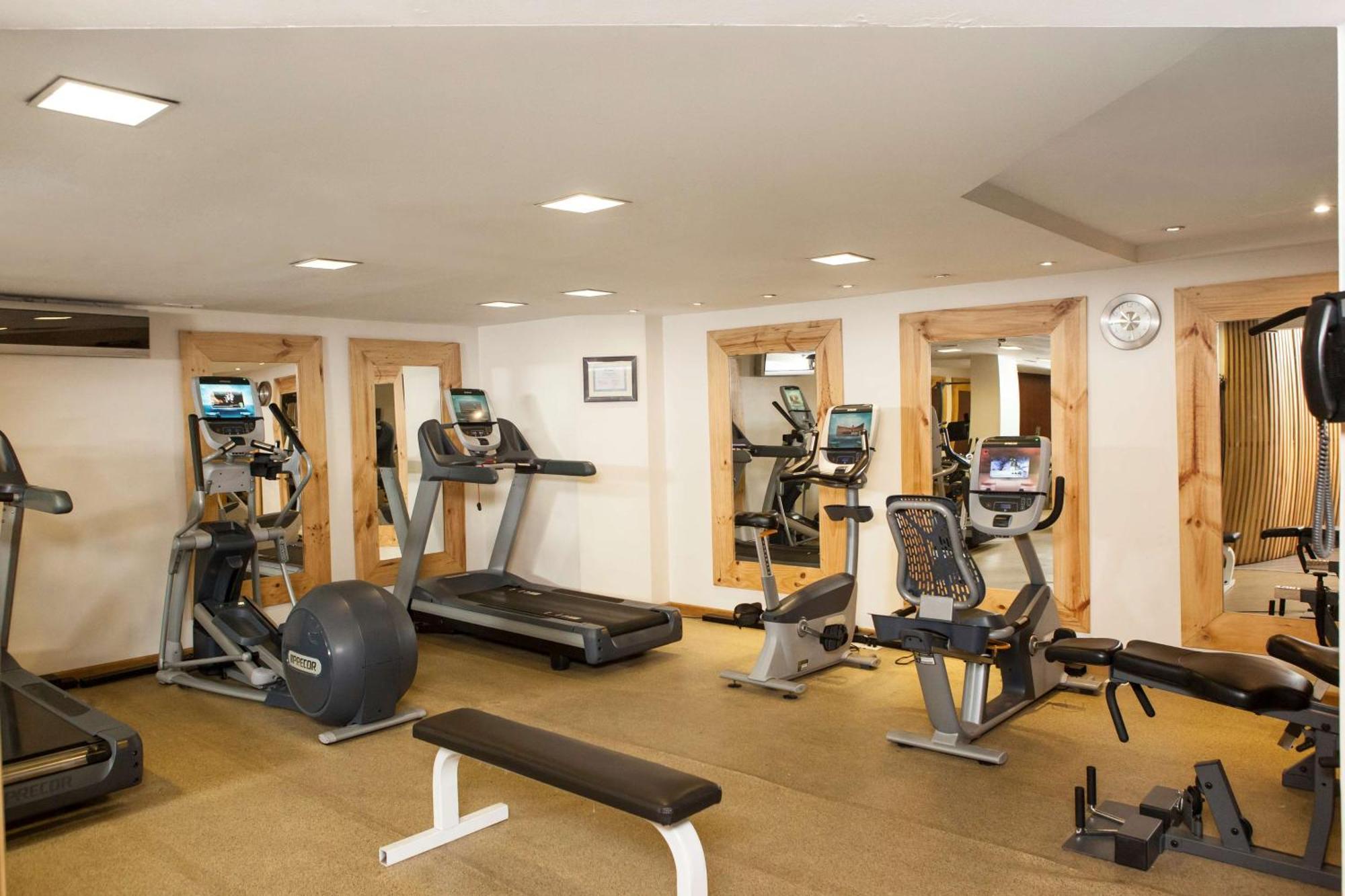 Embassy Suites By Hilton Bogota - Rosales Exterior foto The gym at the hotel