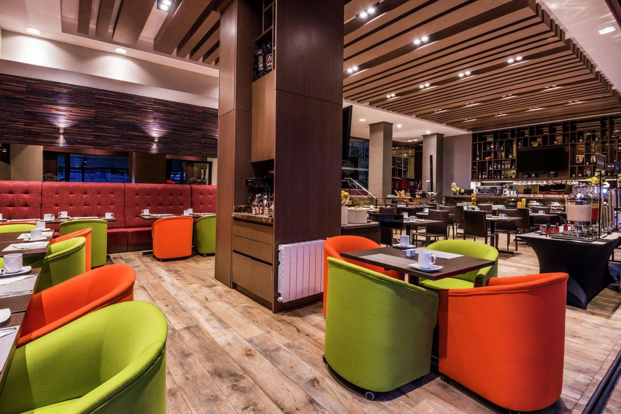 Embassy Suites By Hilton Bogota - Rosales Exterior foto The interior of the restaurant