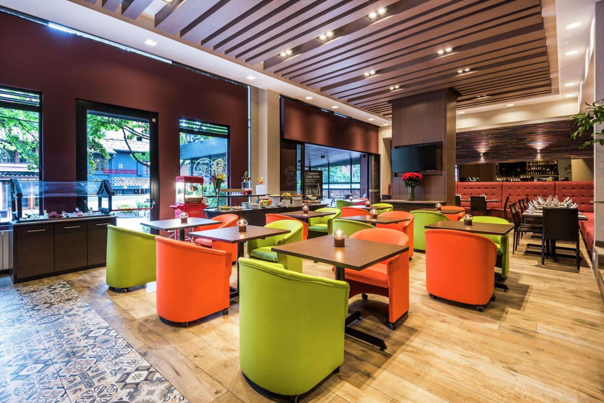 Embassy Suites By Hilton Bogota - Rosales Exterior foto The interior of a restaurant