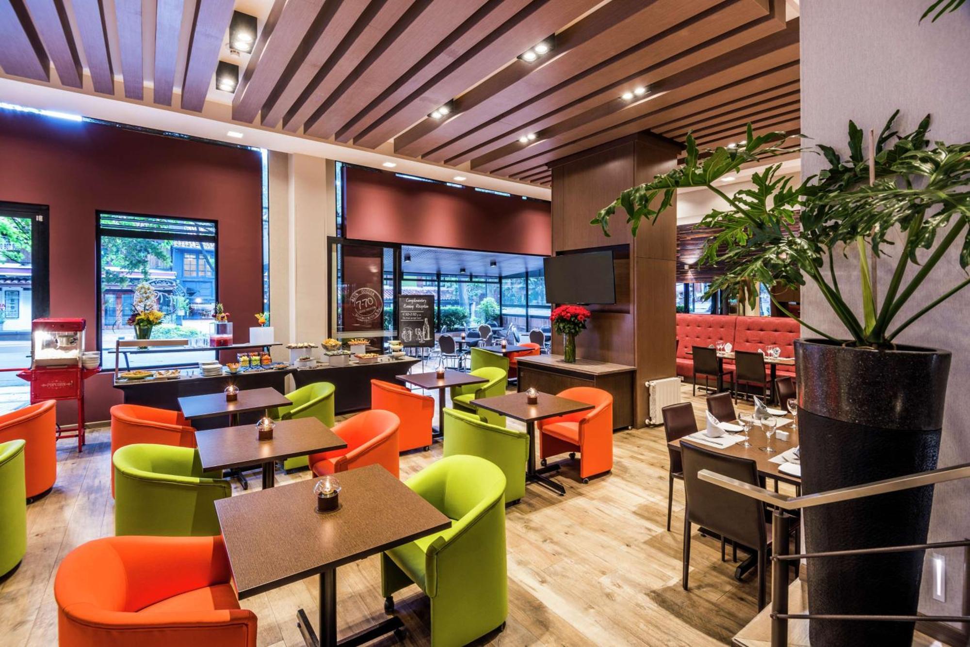 Embassy Suites By Hilton Bogota - Rosales Exterior foto The interior of the restaurant