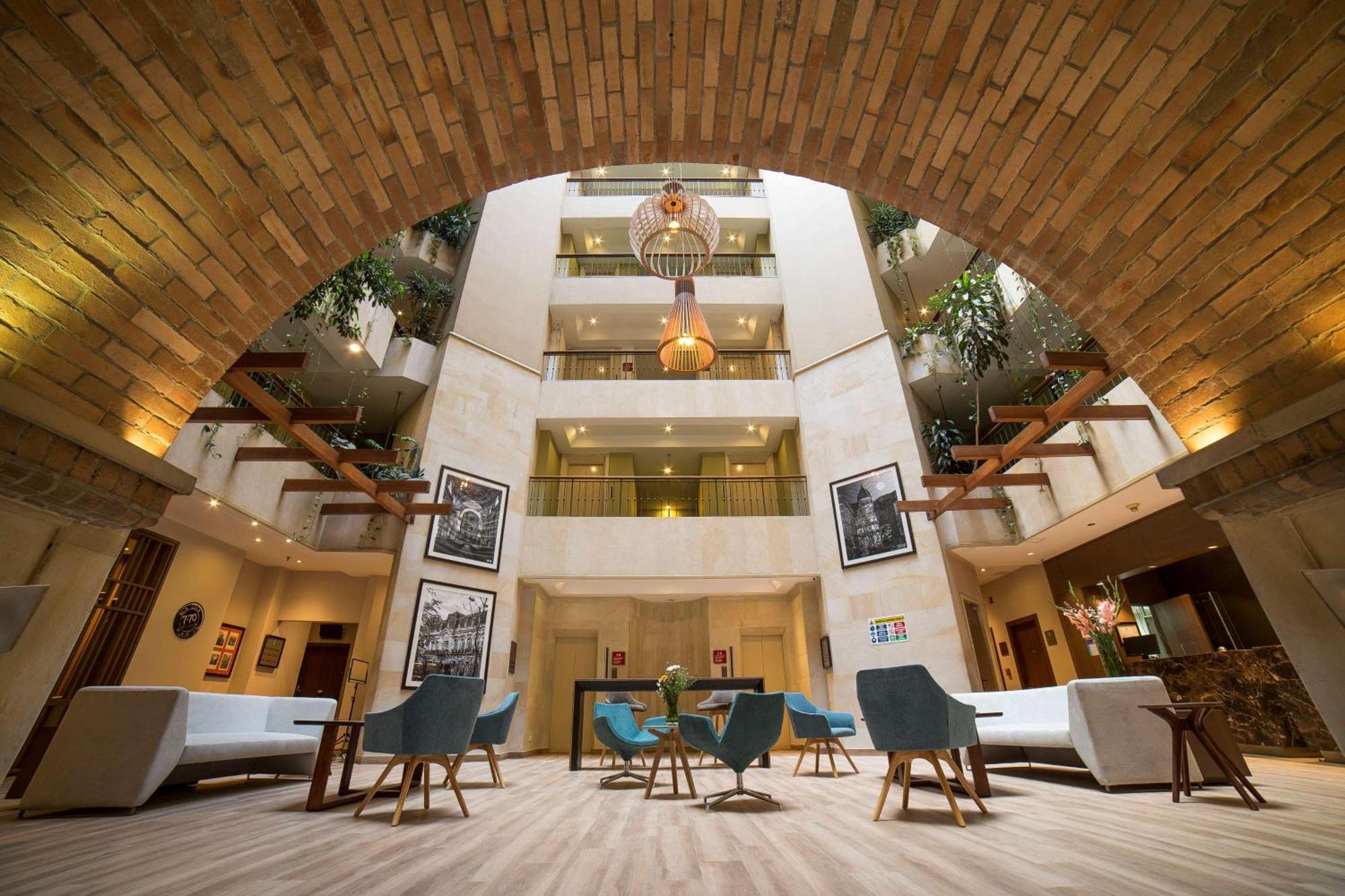 Embassy Suites By Hilton Bogota - Rosales Exterior foto The interior of the hotel
