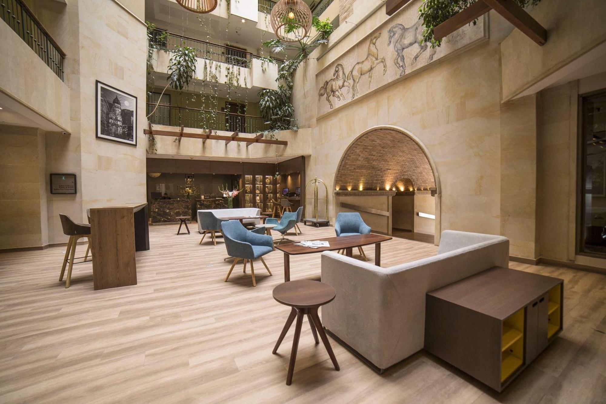 Embassy Suites By Hilton Bogota - Rosales Exterior foto The lobby of the hotel