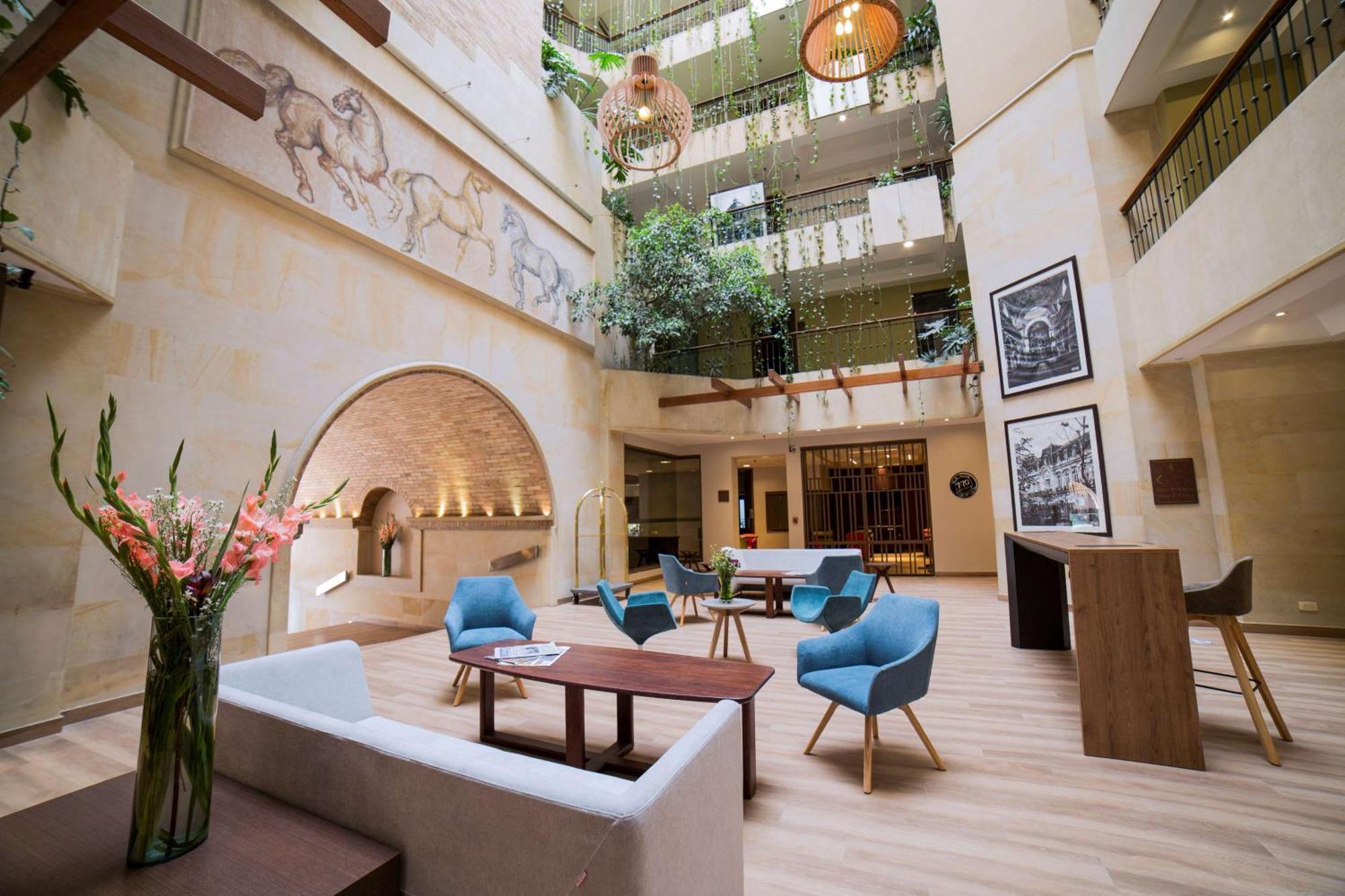 Embassy Suites By Hilton Bogota - Rosales Exterior foto The hotel's lobby