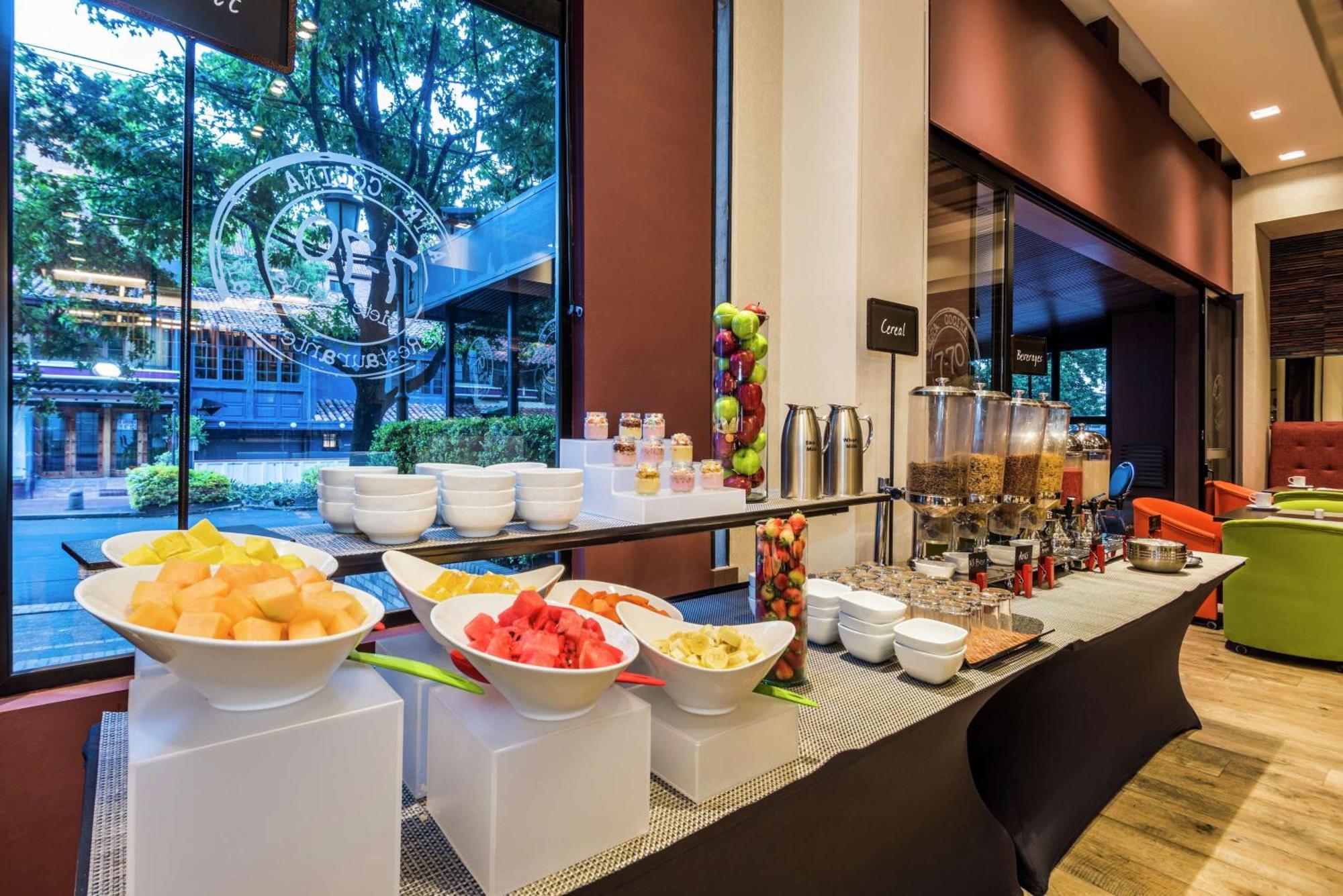 Embassy Suites By Hilton Bogota - Rosales Exterior foto Breakfast at the hotel