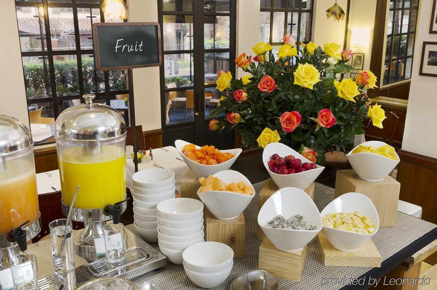 Embassy Suites By Hilton Bogota - Rosales Exterior foto Fruit and juice at a buffet