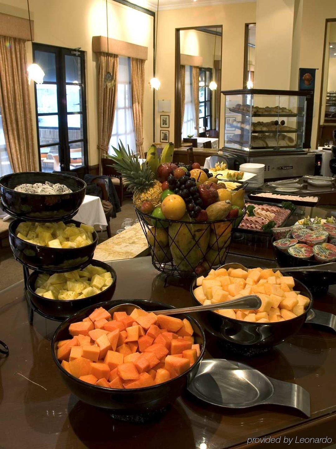 Embassy Suites By Hilton Bogota - Rosales Restaurant foto A fruit salad buffet