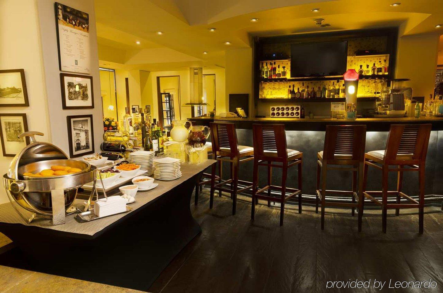Embassy Suites By Hilton Bogota - Rosales Exterior foto The bar at the lounge