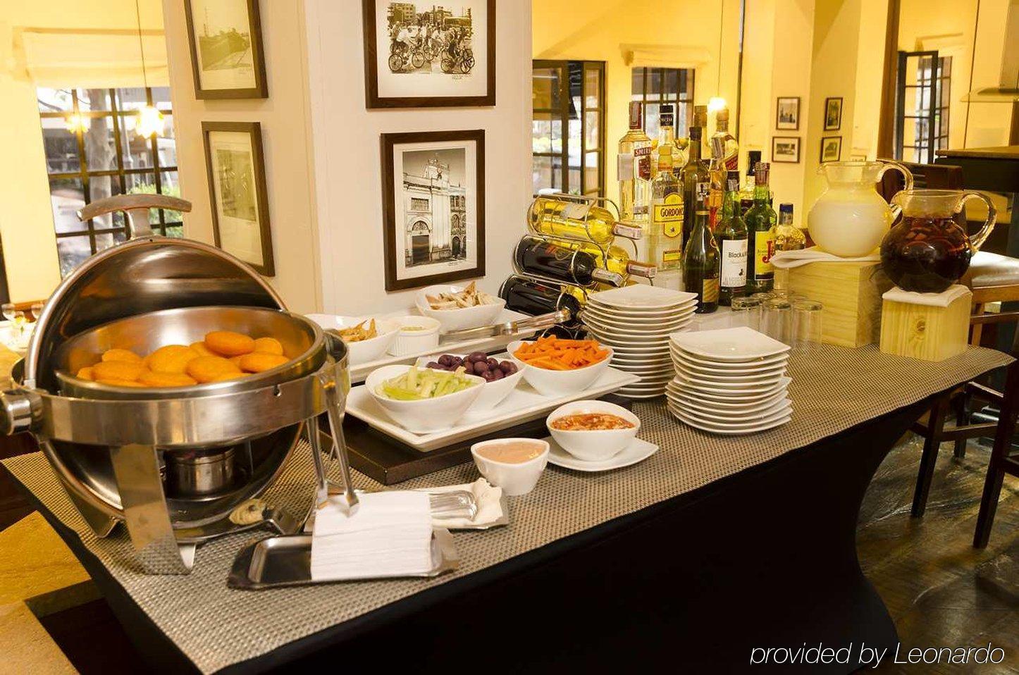Embassy Suites By Hilton Bogota - Rosales Exterior foto A buffet at a hotel