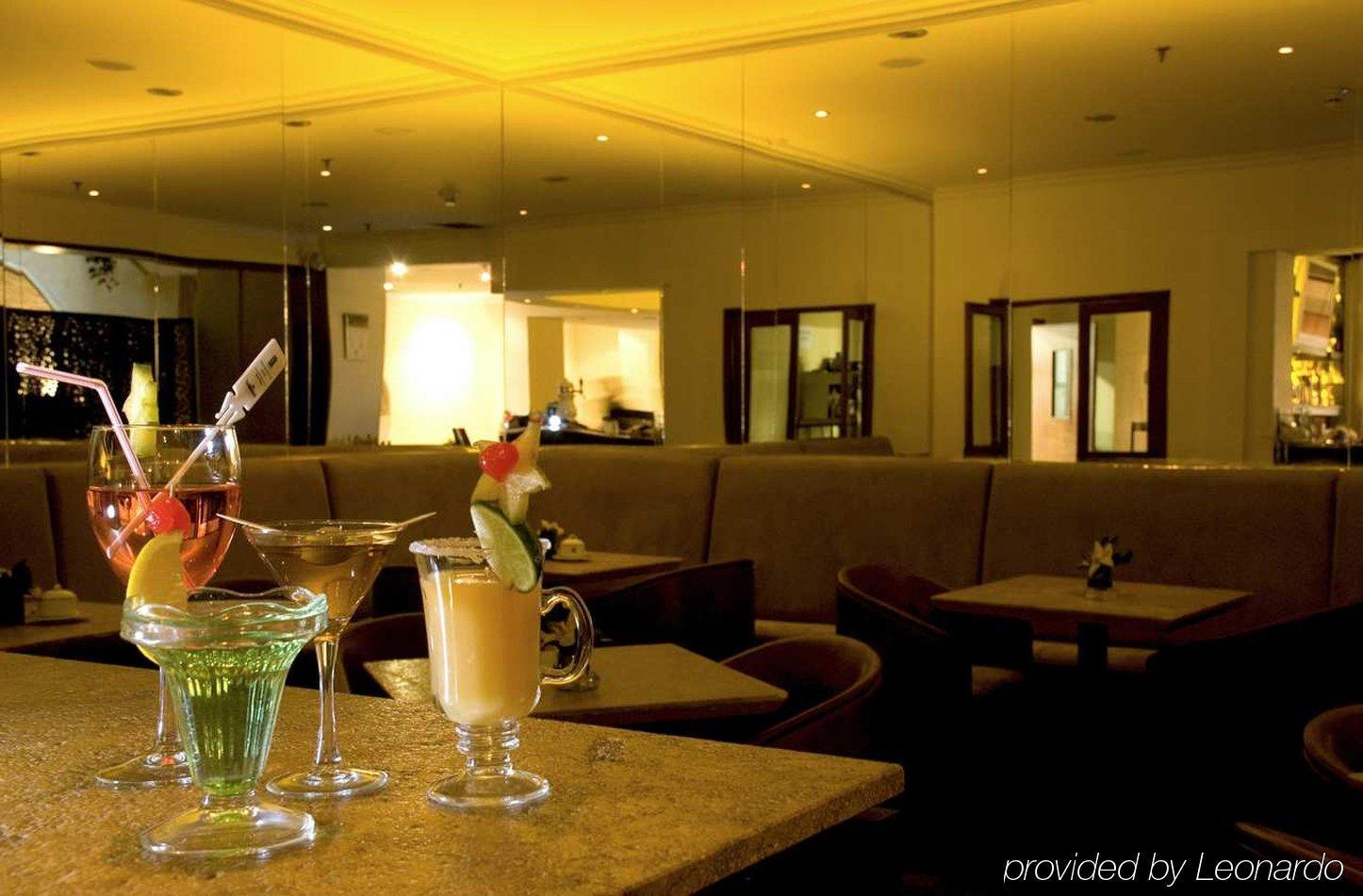 Embassy Suites By Hilton Bogota - Rosales Restaurant foto The lounge at the airport