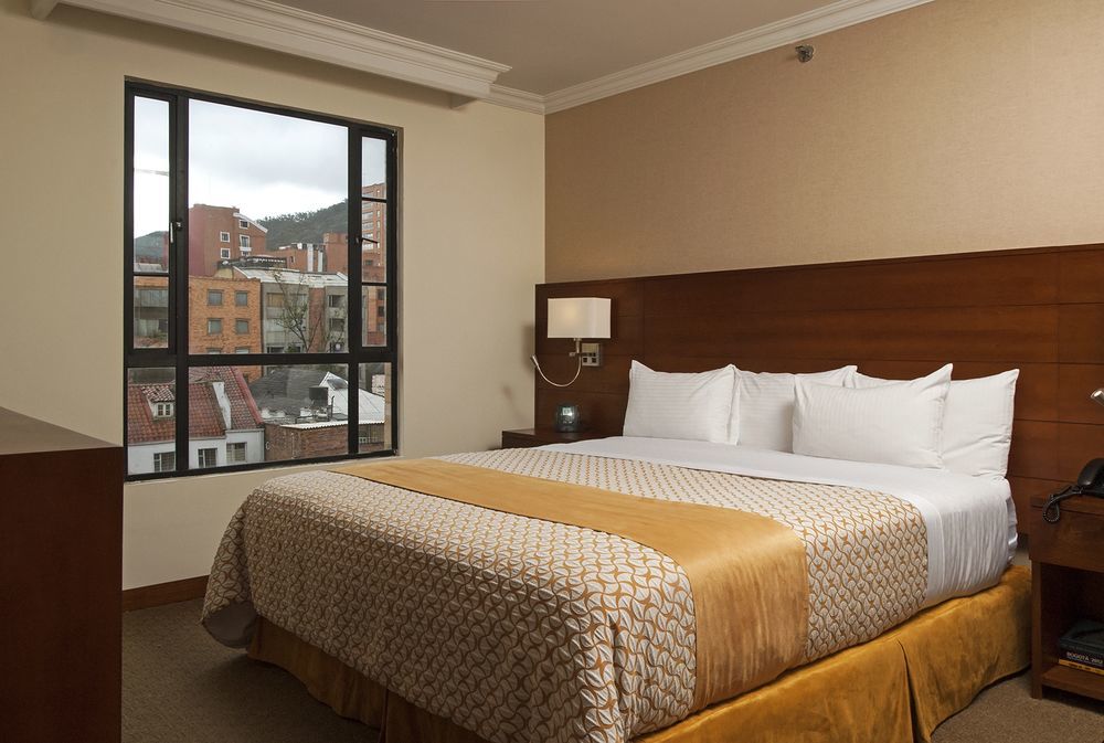 Embassy Suites By Hilton Bogota - Rosales Exterior foto A bedroom at the hotel